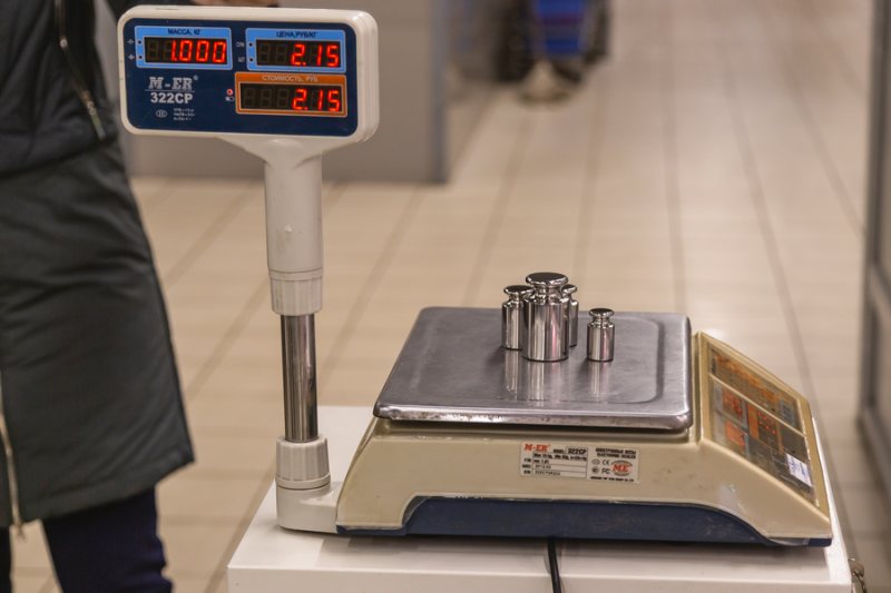 Метрологи проверили точность торговых весов в Дзержинске